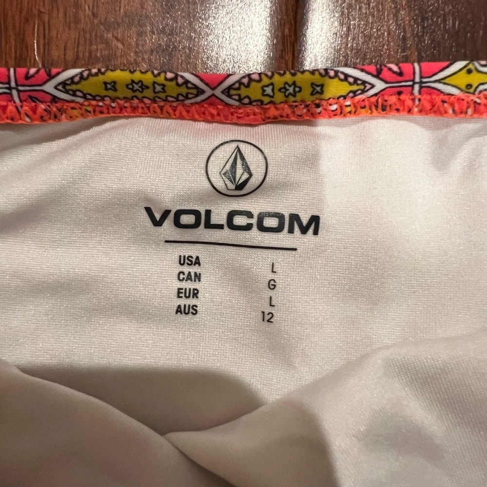 🌿2/$30🌿 Volcom Patterned Bikini - Picture 2 of 3